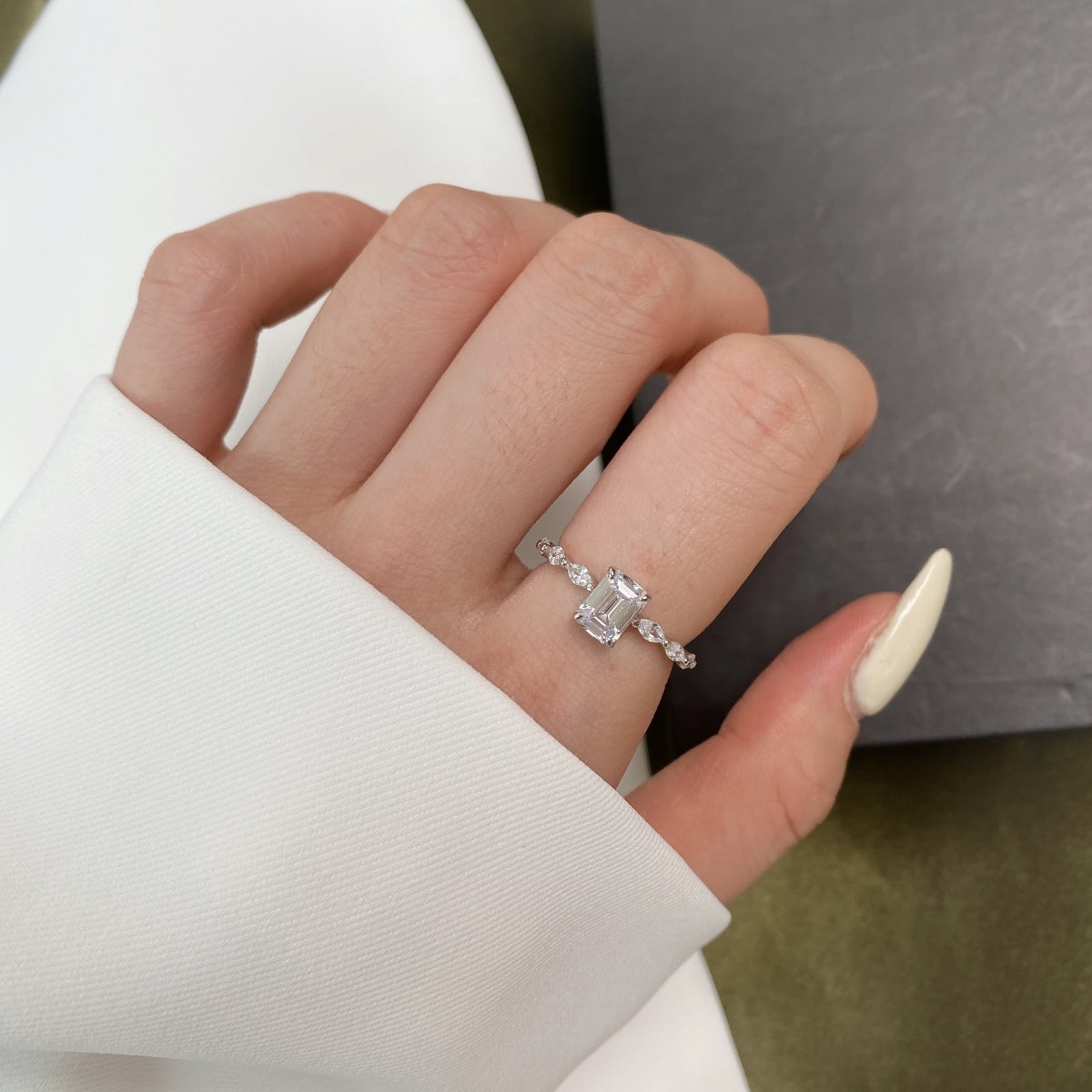 [Together]1.0 Carat Dainty Resplendent Radiant Cut Daily Ring